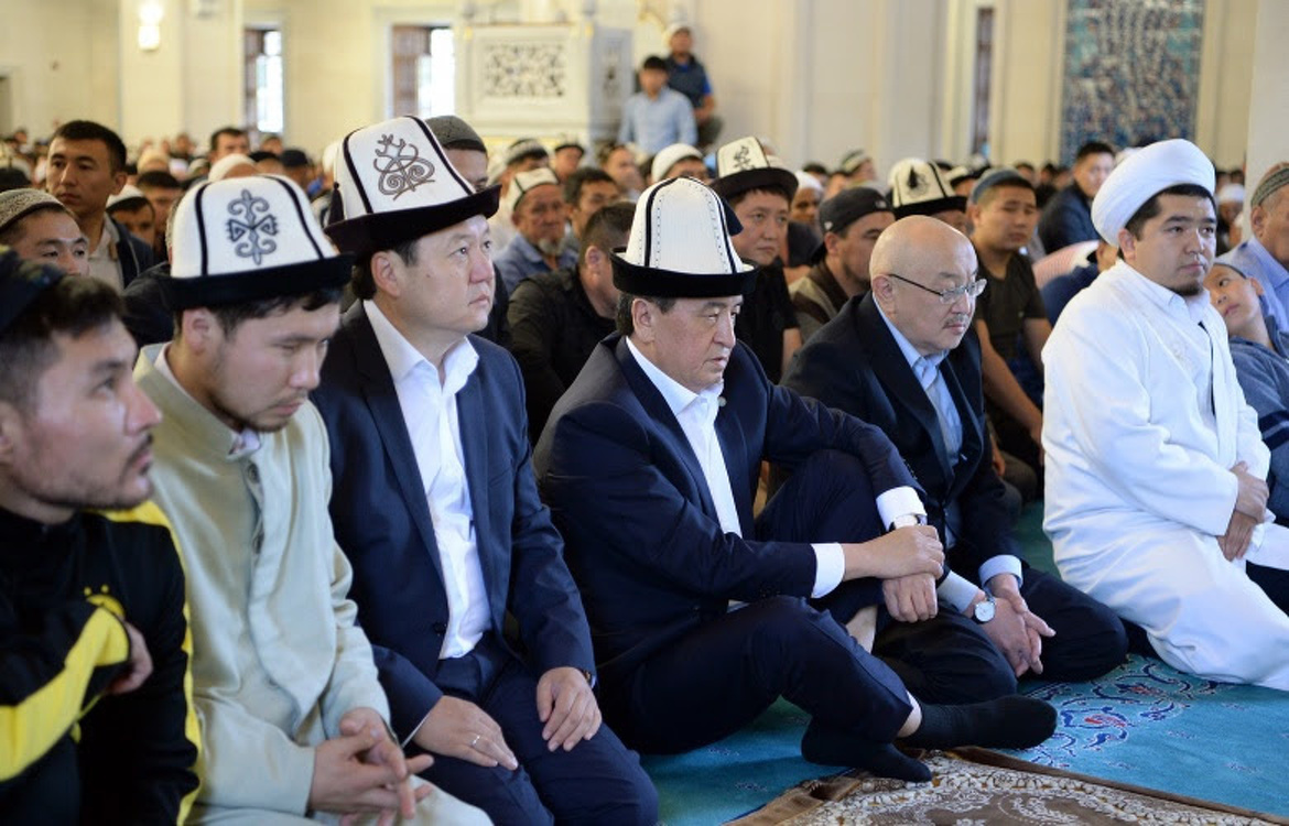 Президент Жээнбеков читал айт-намаз в центральной мечети Бишкека — Today.kg