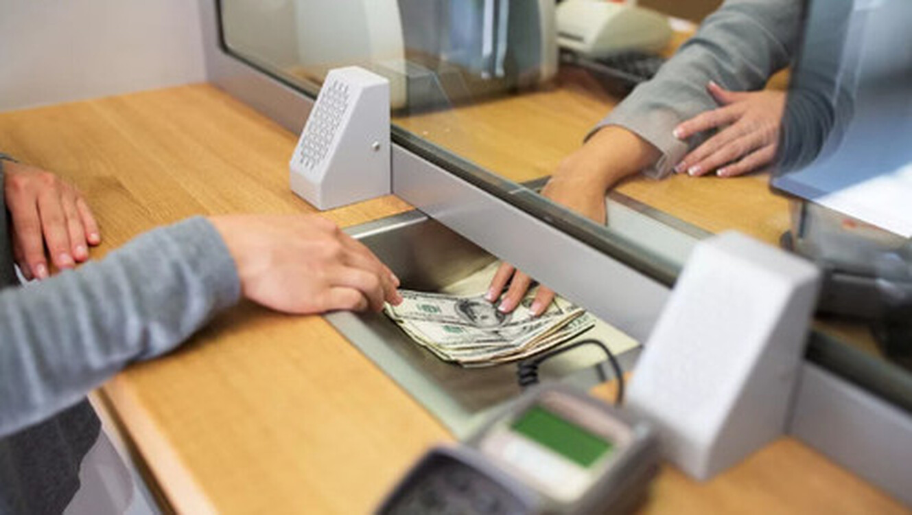 Доллары в банкоматах сразу заканчиваются — Банки перестали их пополнять и ввели лимит $100-500 на продажу — Today.kg