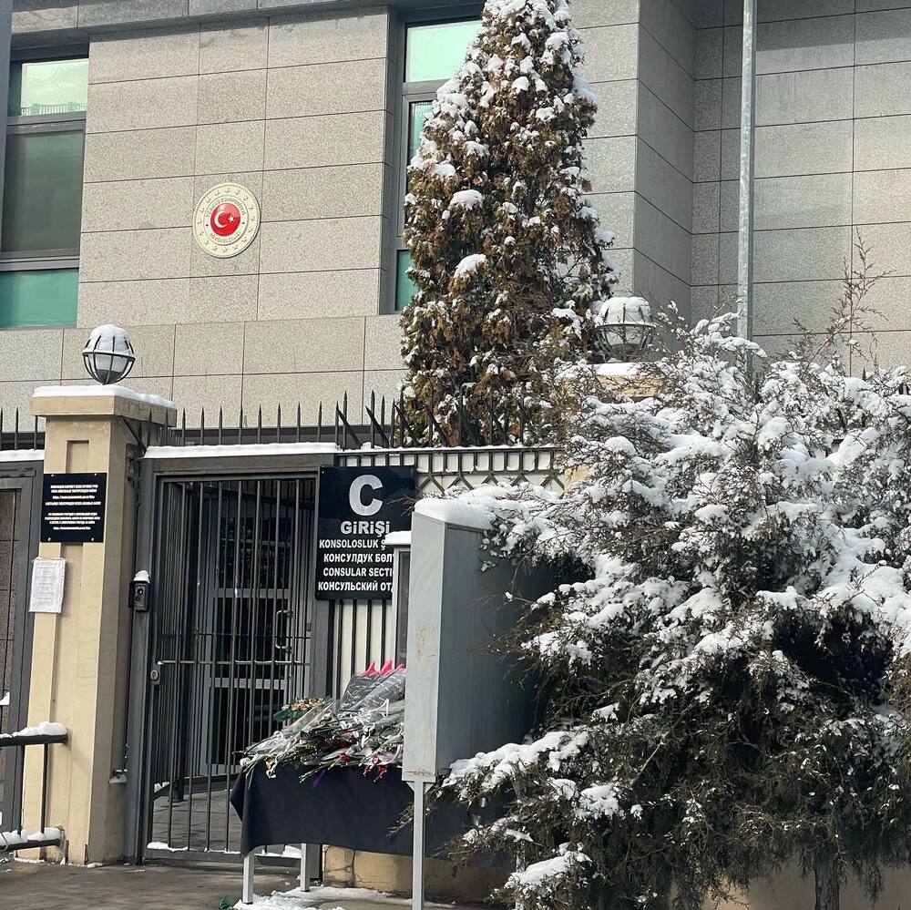 Посольство Турции в Бишкеке назвала адрес, где принимается помощь пострадавшим при землетрясении — Today.kg