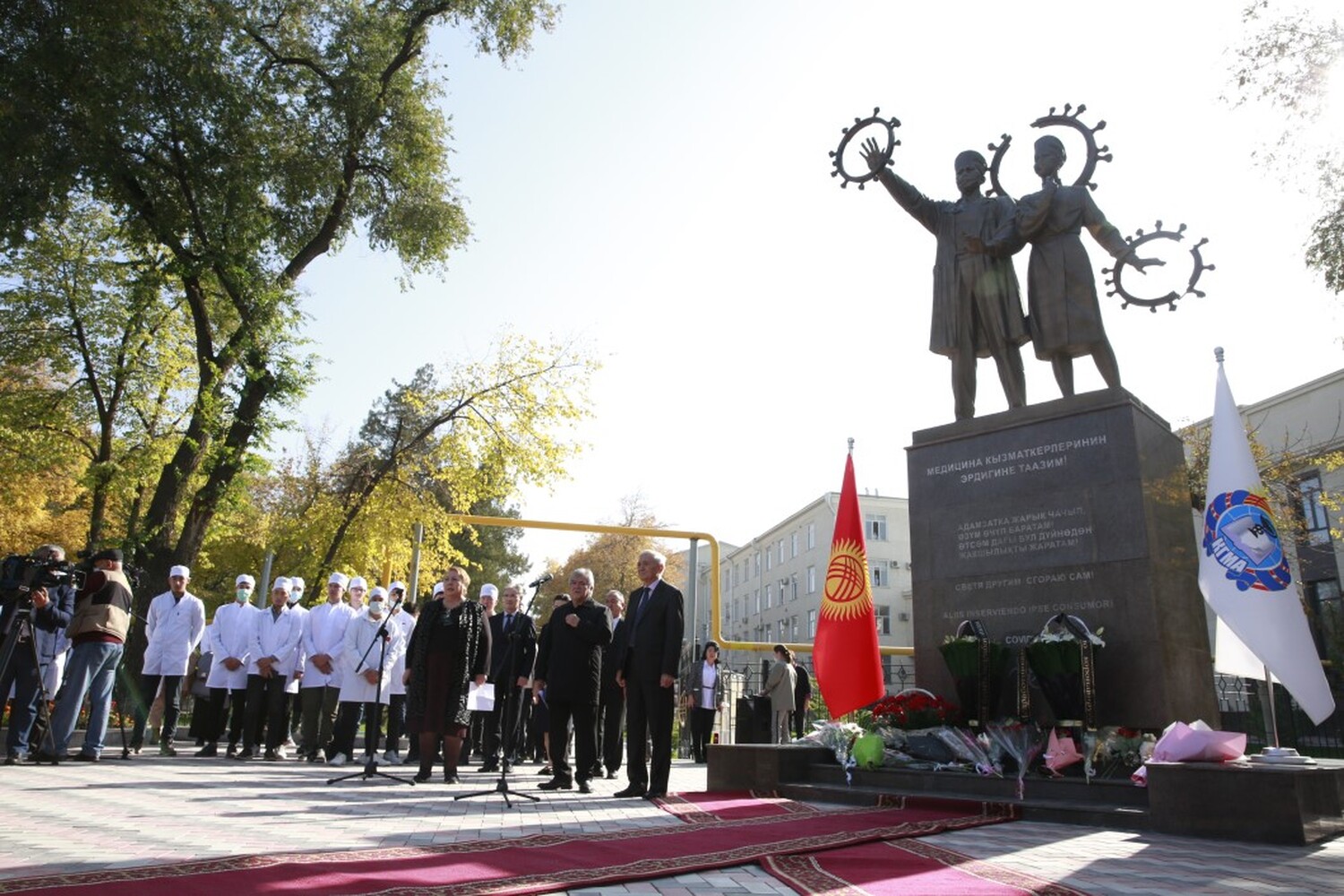 В Бишкеке открыли памятник медикам, умершим от COVID, — фото — Today.kg