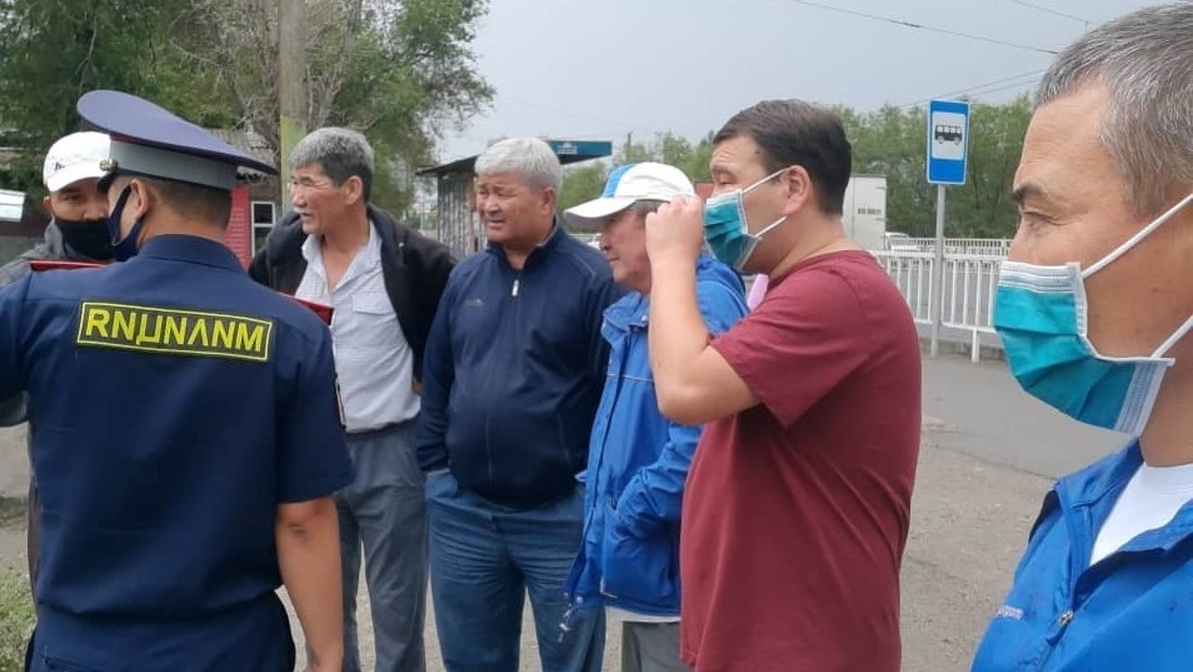 В Бишкеке патрульные выявляют таксистов, которые работают на выходные — Today.kg