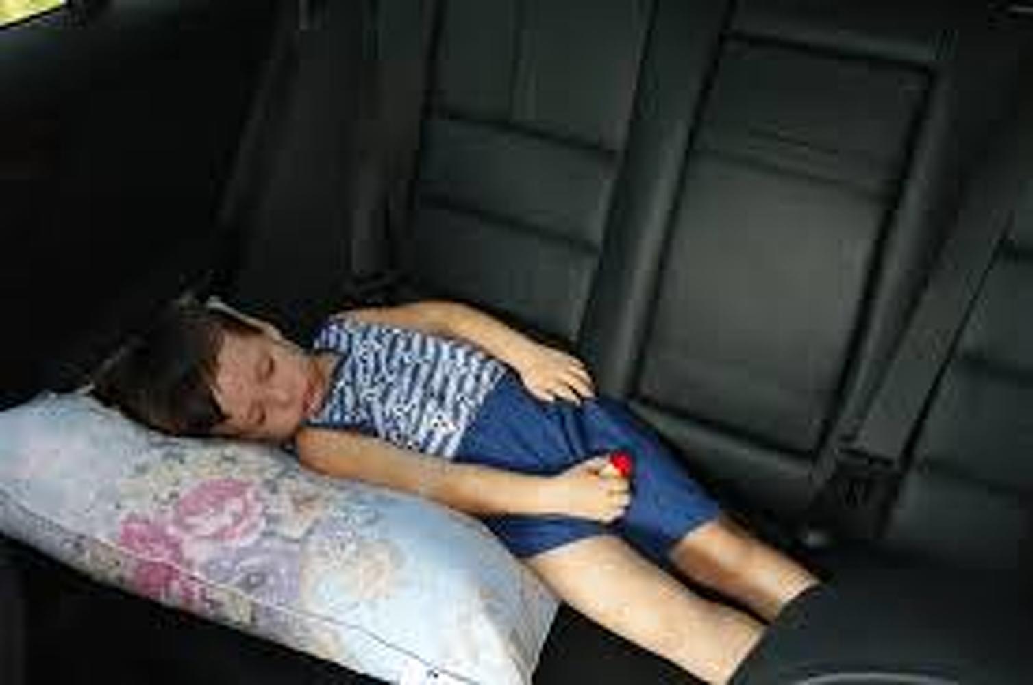 Штраф за ребенка без детского кресла 2024. Спать в машине. Ребенок на заднем сидении без кресла. Непристегнутый пассажир на заднем сидении.