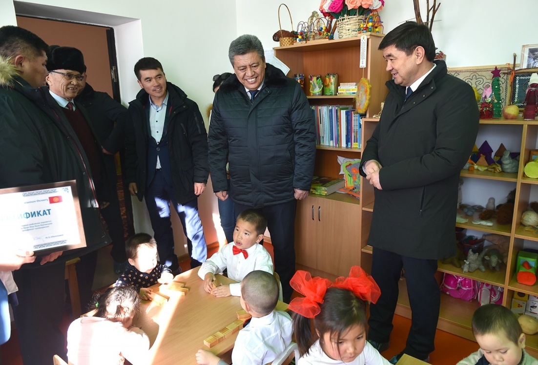 Премьер-министр подарил 100 тысяч сомов детскому саду в Нарыне — Today.kg