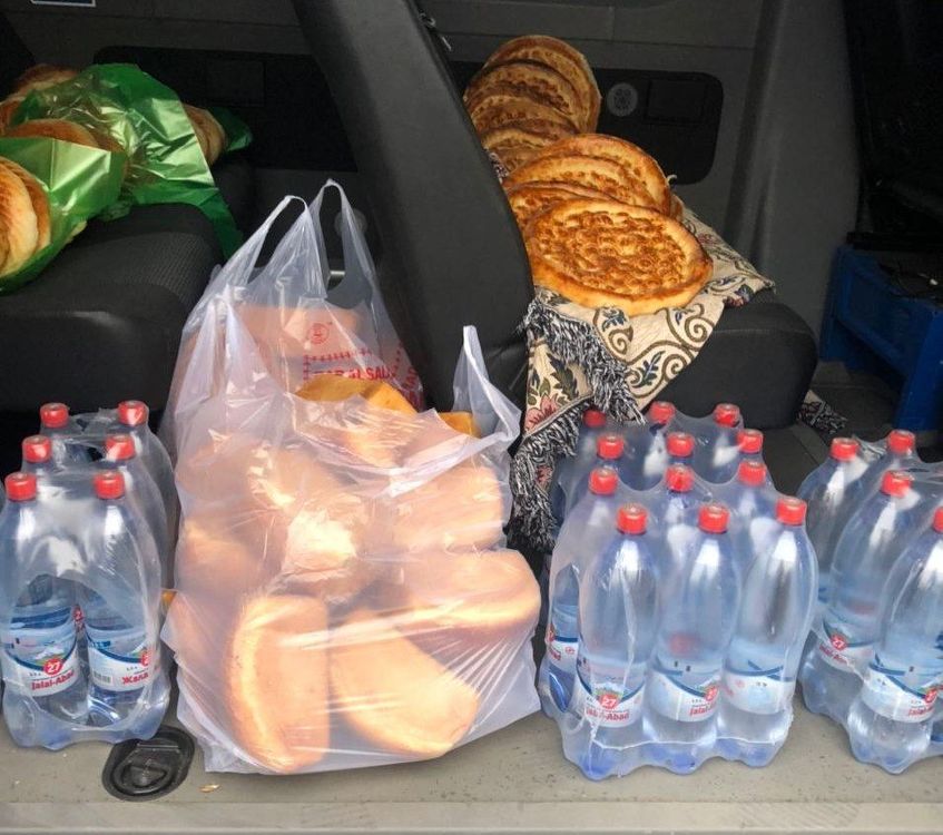 В центр Бишкека привозят воду и еду для митингующих — Today.kg
