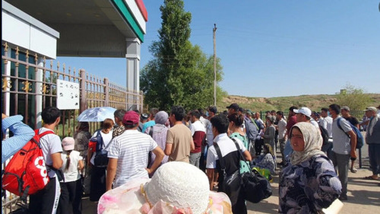 На границе Таджикистана и Узбекистана собрались сотни таджикистанцев — Today.kg
