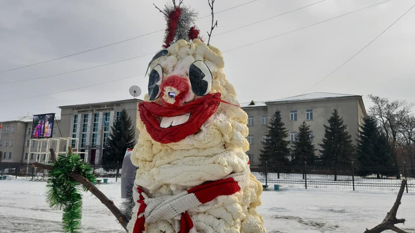 На площади Каракола появились снеговики, сделанные школьниками — Today.kg