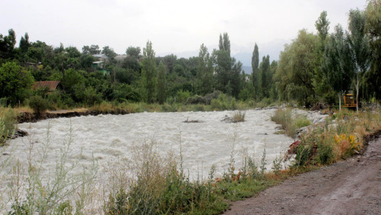 Продолжаются поиски 26-летней девушки, упавшей в реку Аламедин 15 августа — Today.kg