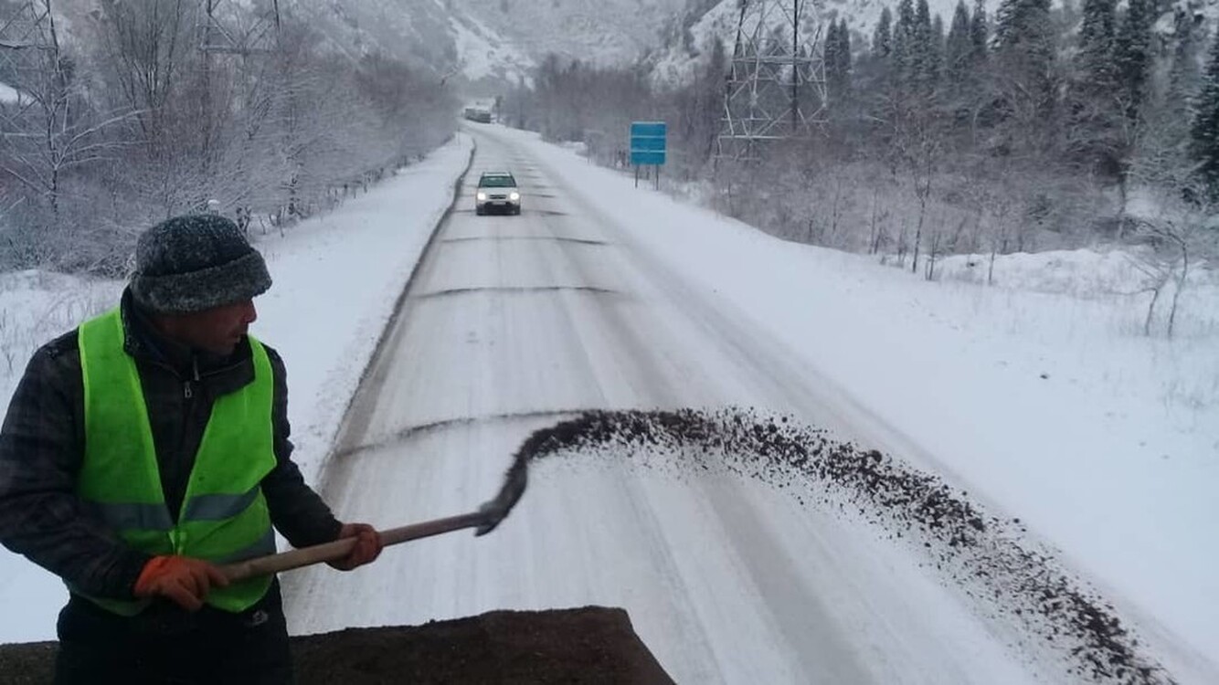 На перевалах Тоо-Ашуу, Ала-Бел и Кок-Бел идет снег, ведется очистка дорог. Фото — Today.kg