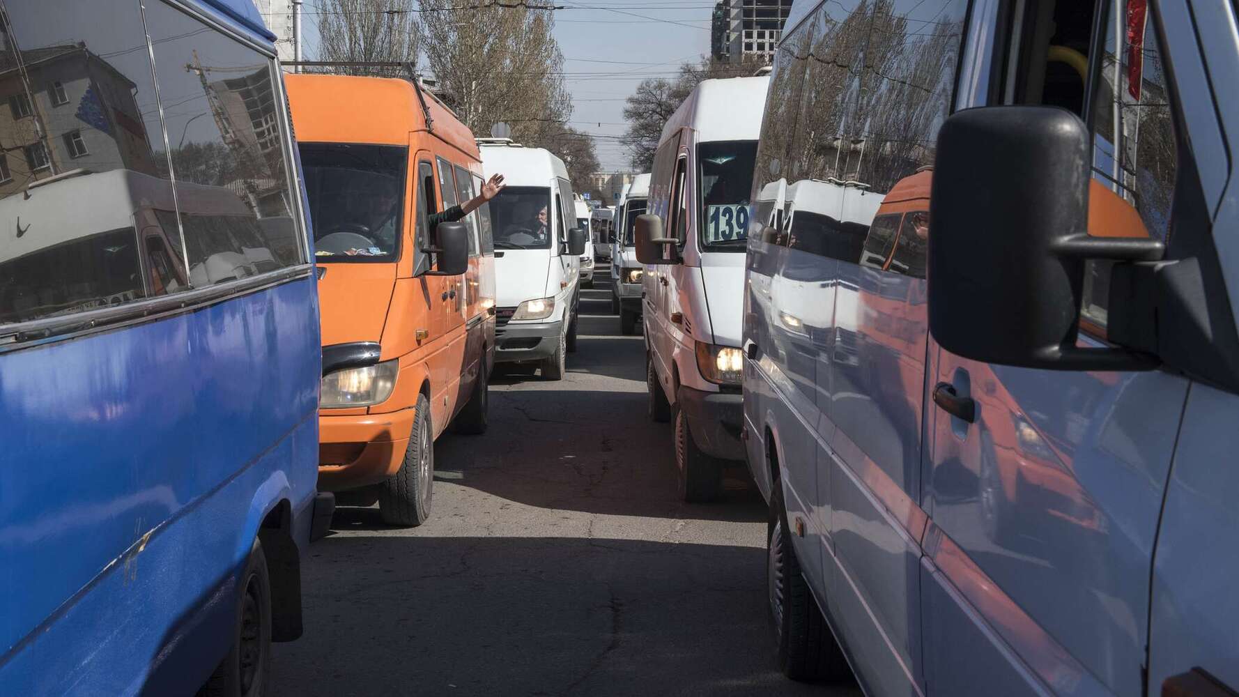 Из центра Бишкека начали выводить 53 микроавтобусных маршрута — список — Today.kg
