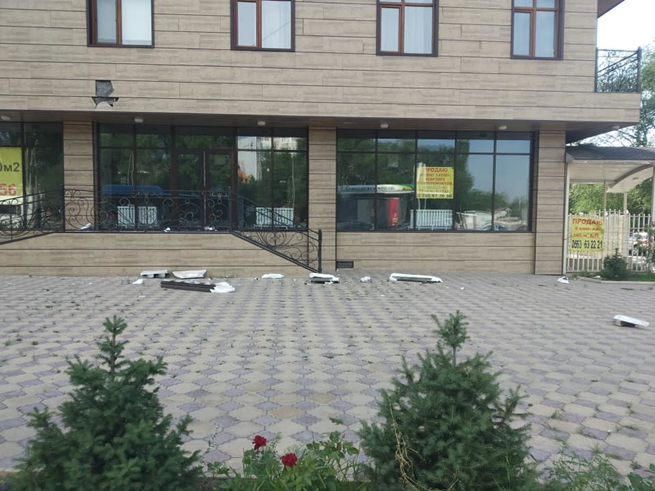В Бишкеке на Алматинской-Чуй на тротуар упала облицовка элитки - фото, видео — Today.kg