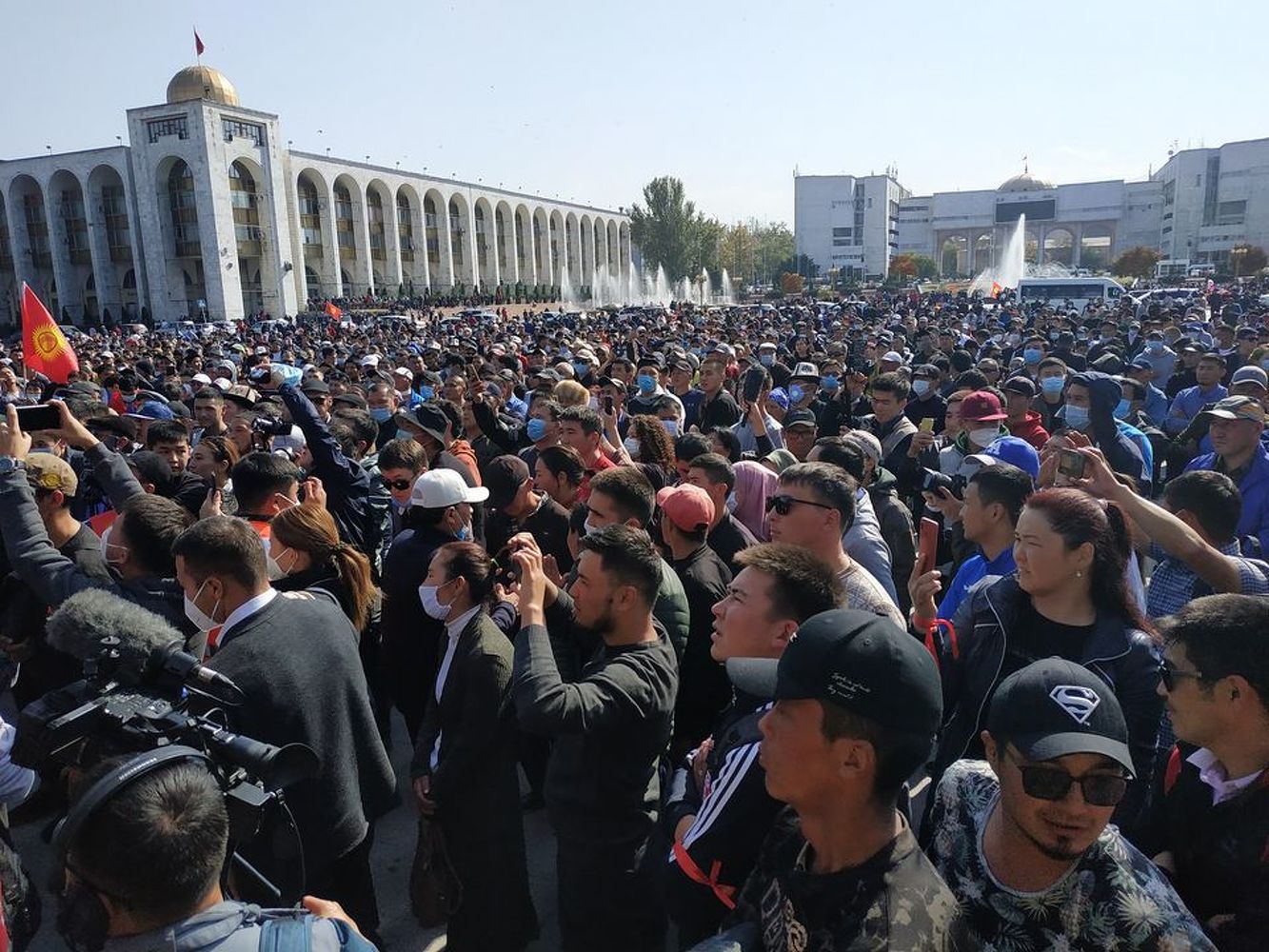 Выборы-2020. В Бишкеке митингуют представители 11 партий — Today.kg