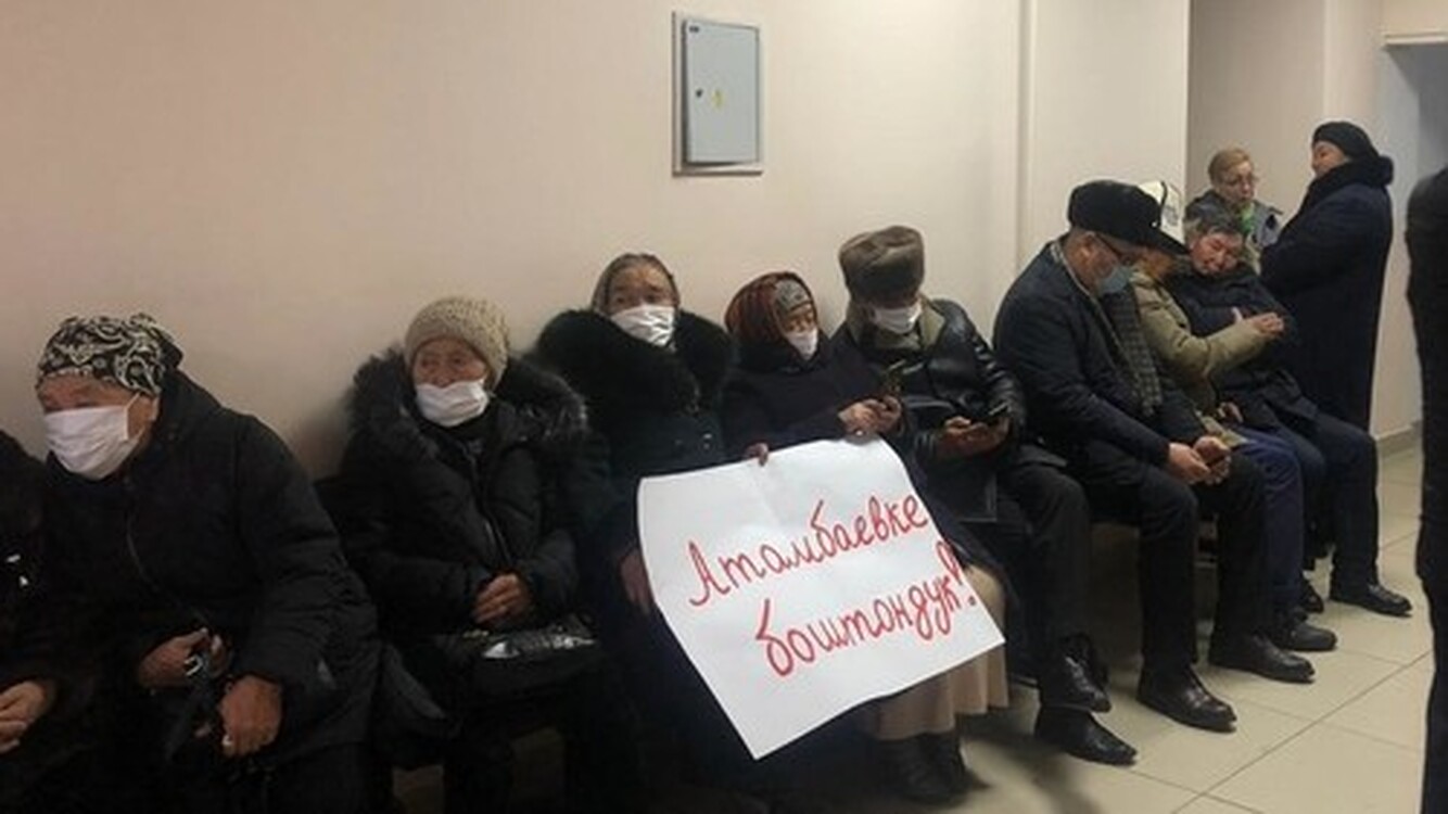 В Первомайском суде собрались сторонники Атамбаева — Today.kg