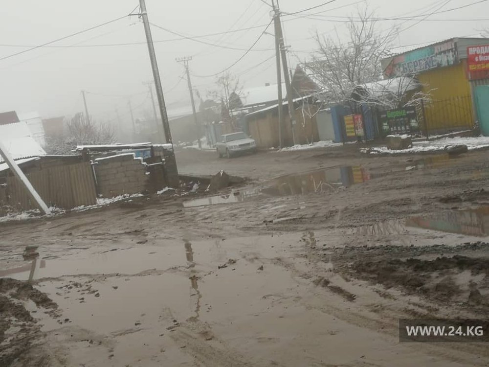 По колено в грязи. По некоторым улицам Бишкека невозможно пройти — Today.kg