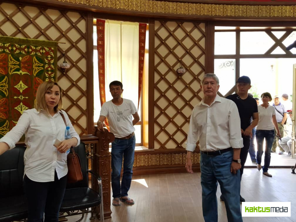 Алмазбек Атамбаев встретился с людьми, которые приехали в Кой-Таш, чтобы поддержать его — Today.kg