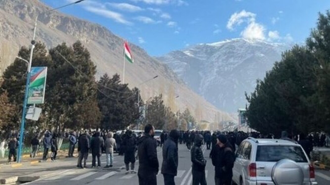 Протесты в Таджикистане: Глава ГБАО вышел к митингующим в Хороге. Он ранен — Today.kg