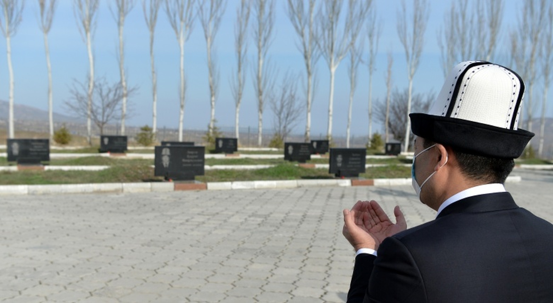 Президент Садыр Жапаров почтил память героев Апрельской революции — Today.kg