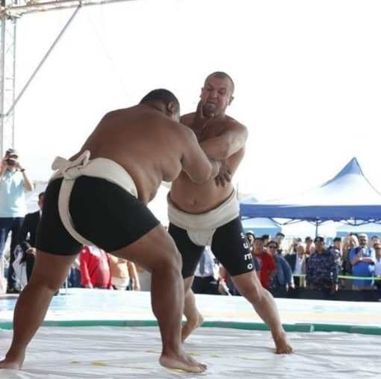 Сотрудник таможни стал чемпионом в турнире по сумо — Today.kg