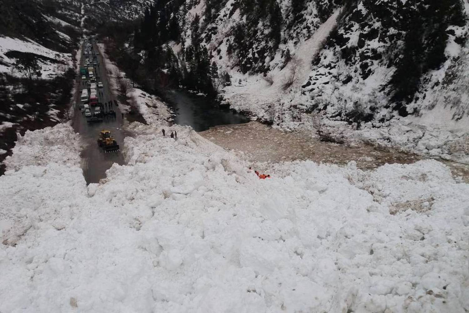На участке автодороги Бишкек—Ош сошла снежная лавина, дорога закрыта — Today.kg