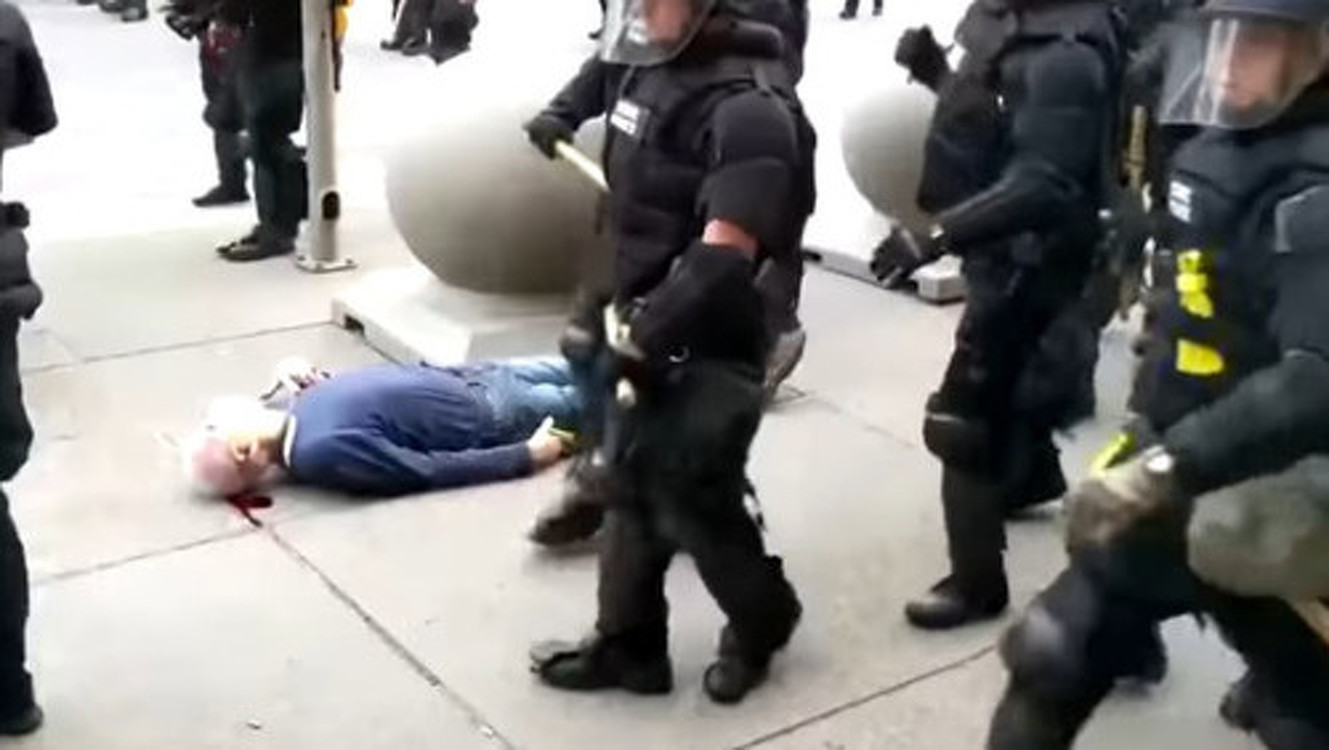 В Нью-Йорке во время протестов полицейский разбил голову пожилому мужчине. Видео — Today.kg