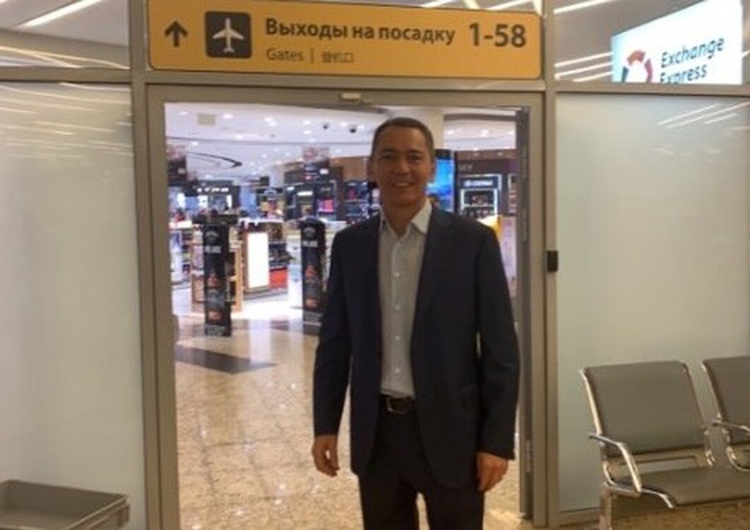 Омурбек Бабанов вернулся в Кыргызстан после операции — Today.kg