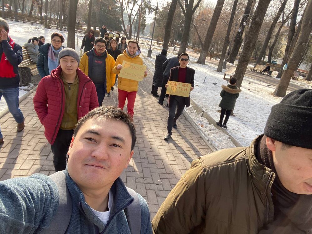 В Бишкеке прошел воскресный марш за законность и против изменения Конституции — Today.kg