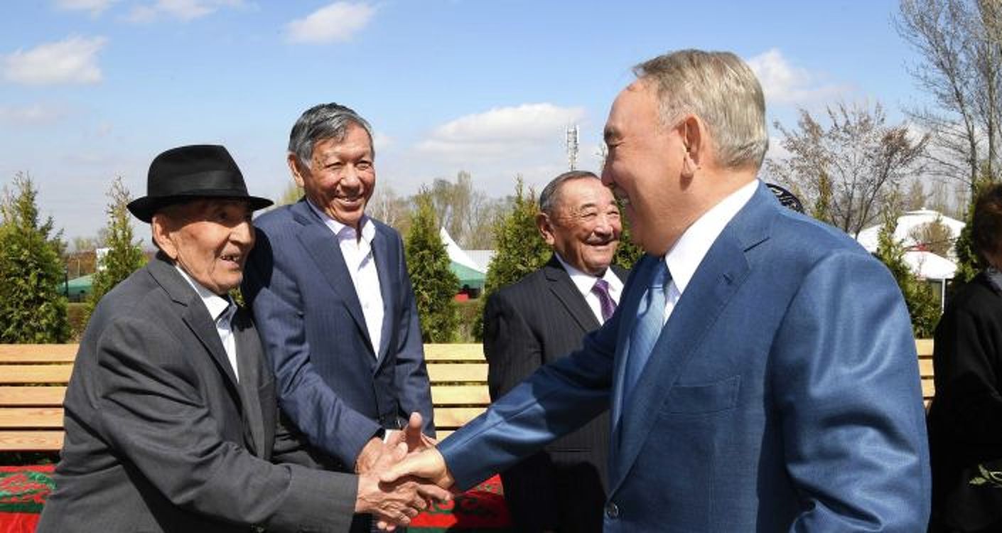 Назарбаев встретился с одноклассниками и друзьями детства — фото — Today.kg
