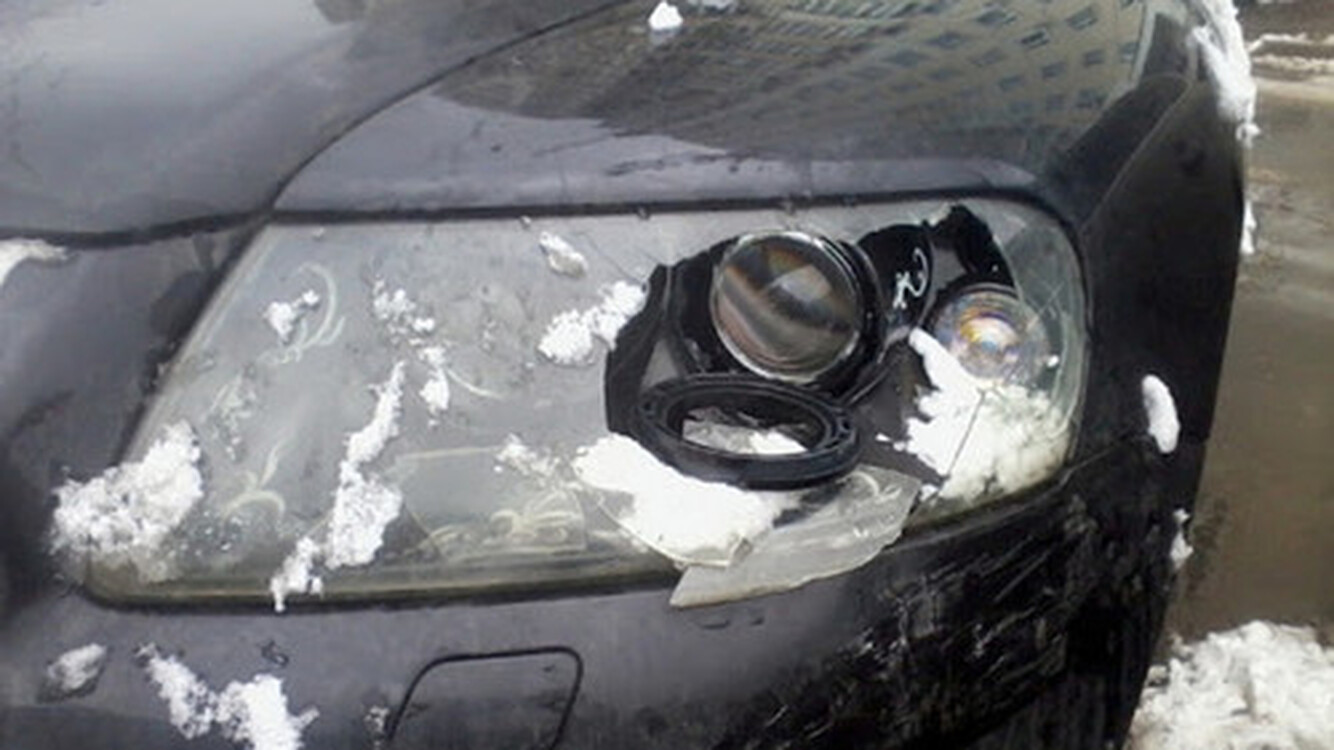 В Бишкеке хулиган разбил фару «Вольво» за отказ водителя дать ему милостыню — Today.kg