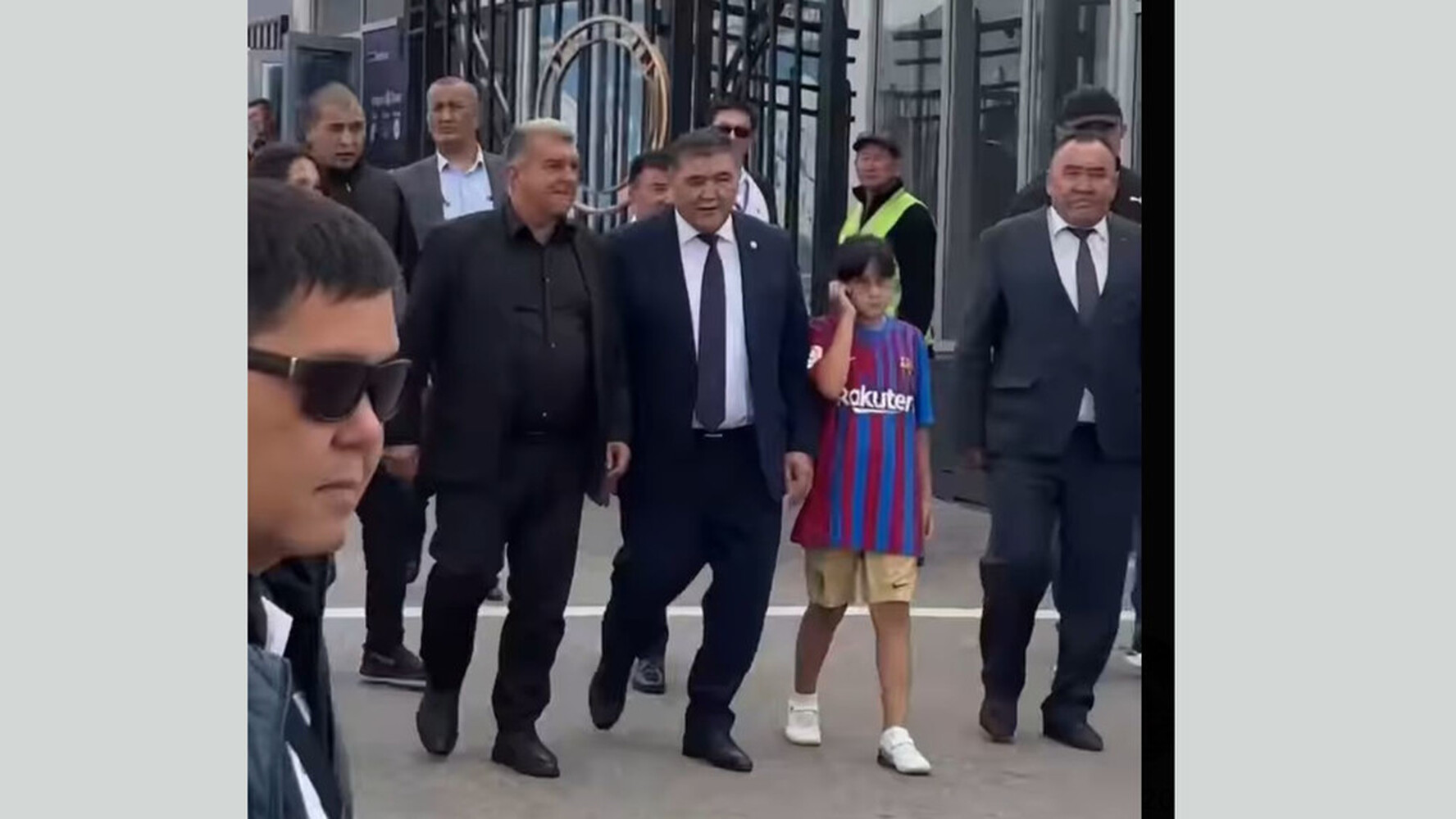 В Кыргызстан прибыл глава футбольного клуба «Барселона» Жоан Лапорта — Today.kg