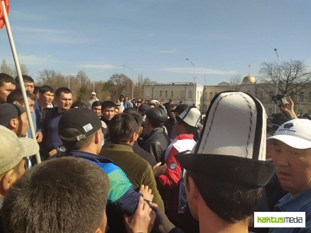 На митинге Садыра Жапарова произошла попытка провокации — Today.kg