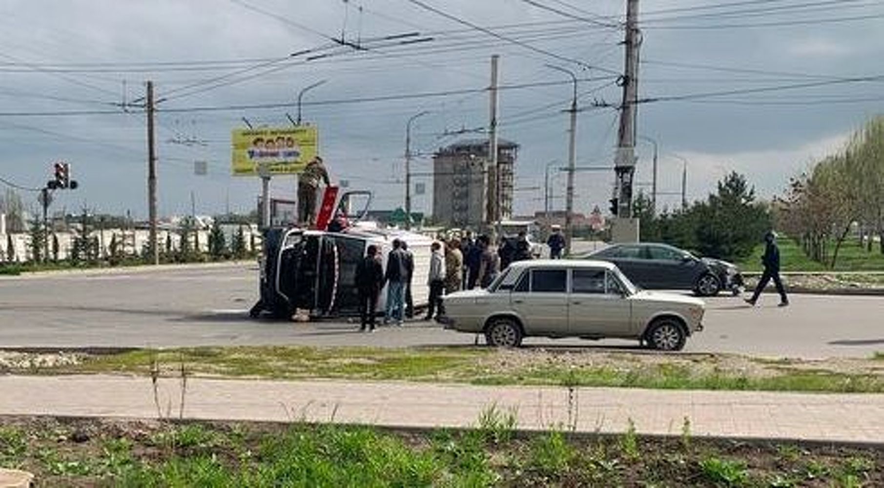 В Бишкеке машина скорой перевернулась от удара Тойоты — Today.kg