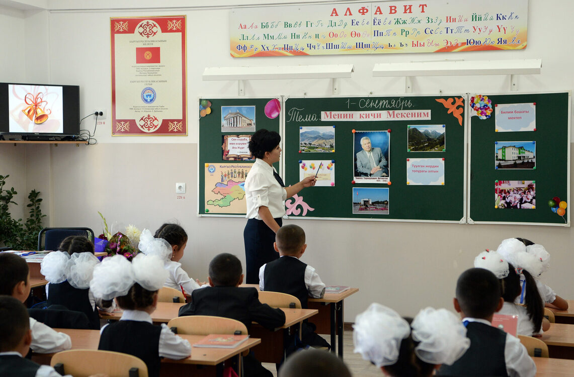 В школах Кыргызстана в начале и конце каждой недели теперь будут исполнять гимн — Today.kg