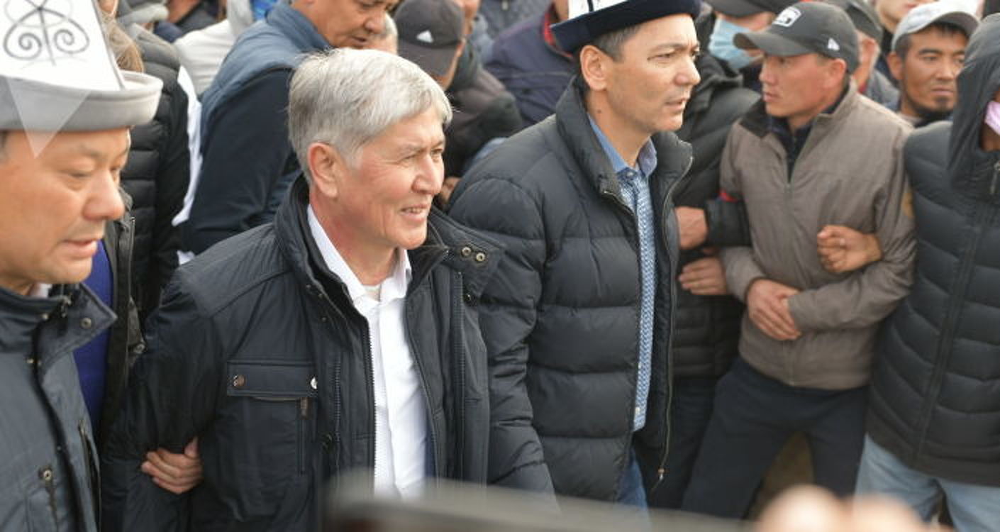 На Атамбаева было совершено покушение на митинге, заявила его советник — Today.kg