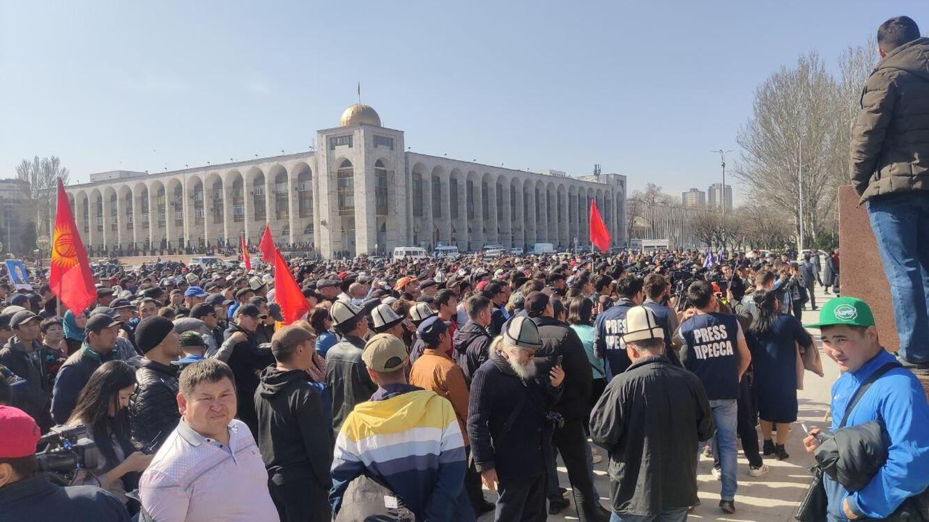 «Страна приближается к авторитаризму». Кыргызстан ухудшил показатели в мировом рейтинге стран по уровню демократии — Today.kg