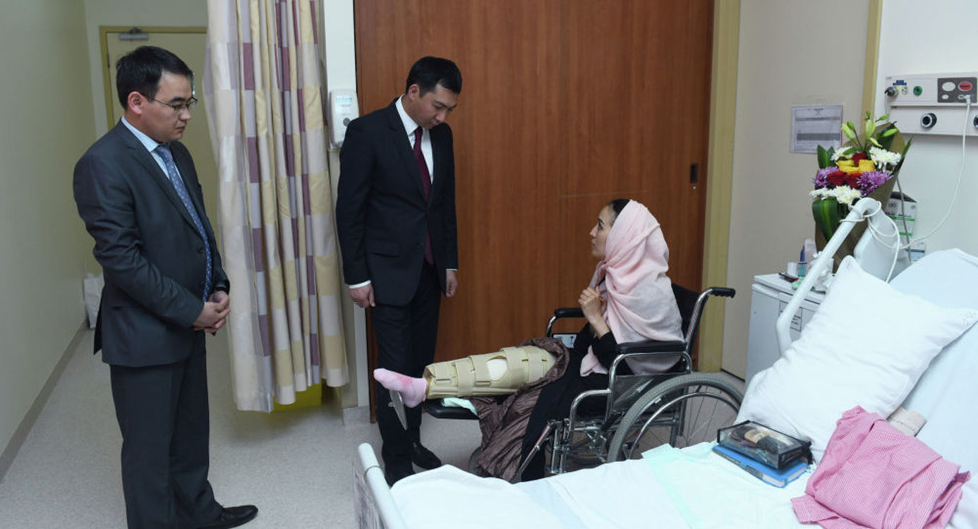 Министр культуры КР навестил в больнице Эр-Рияда лучницу, сломавшую ногу — Today.kg