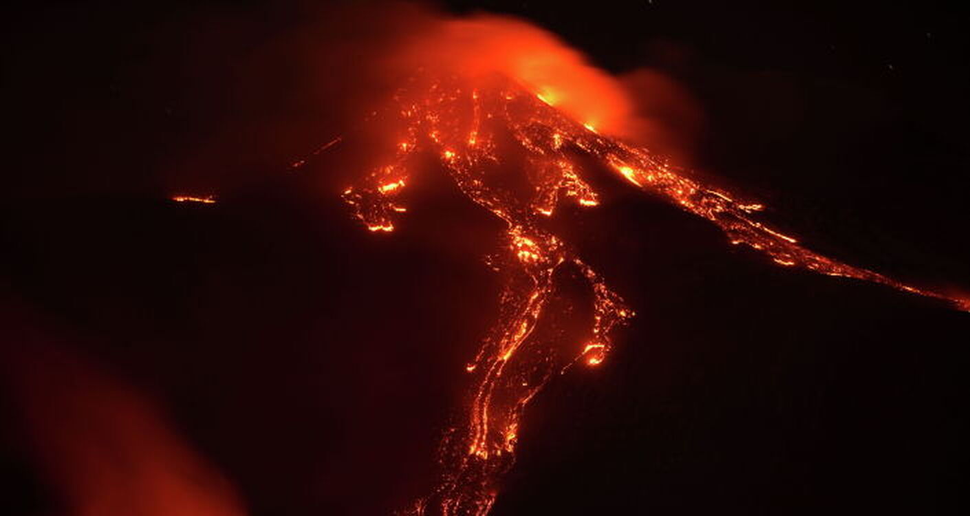 Фонтаны лавы — фото извержения самого крупного вулкана в Европе — Today.kg
