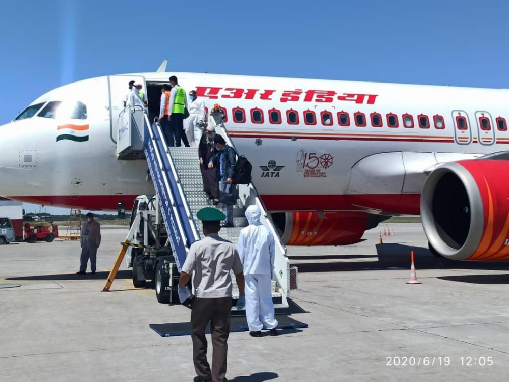 Кыргызстанцы не могут вернуться на родину из Индии. Посольство организует рейс — Today.kg