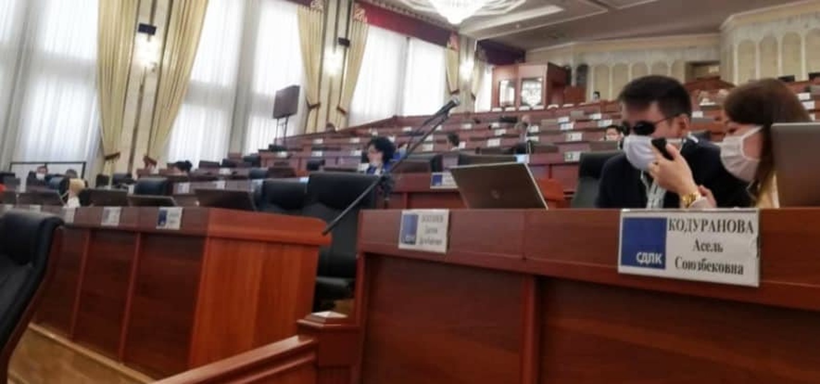 Одним твитом: Депутаты рассмотрели 24 законопроекта до обеда — Today.kg