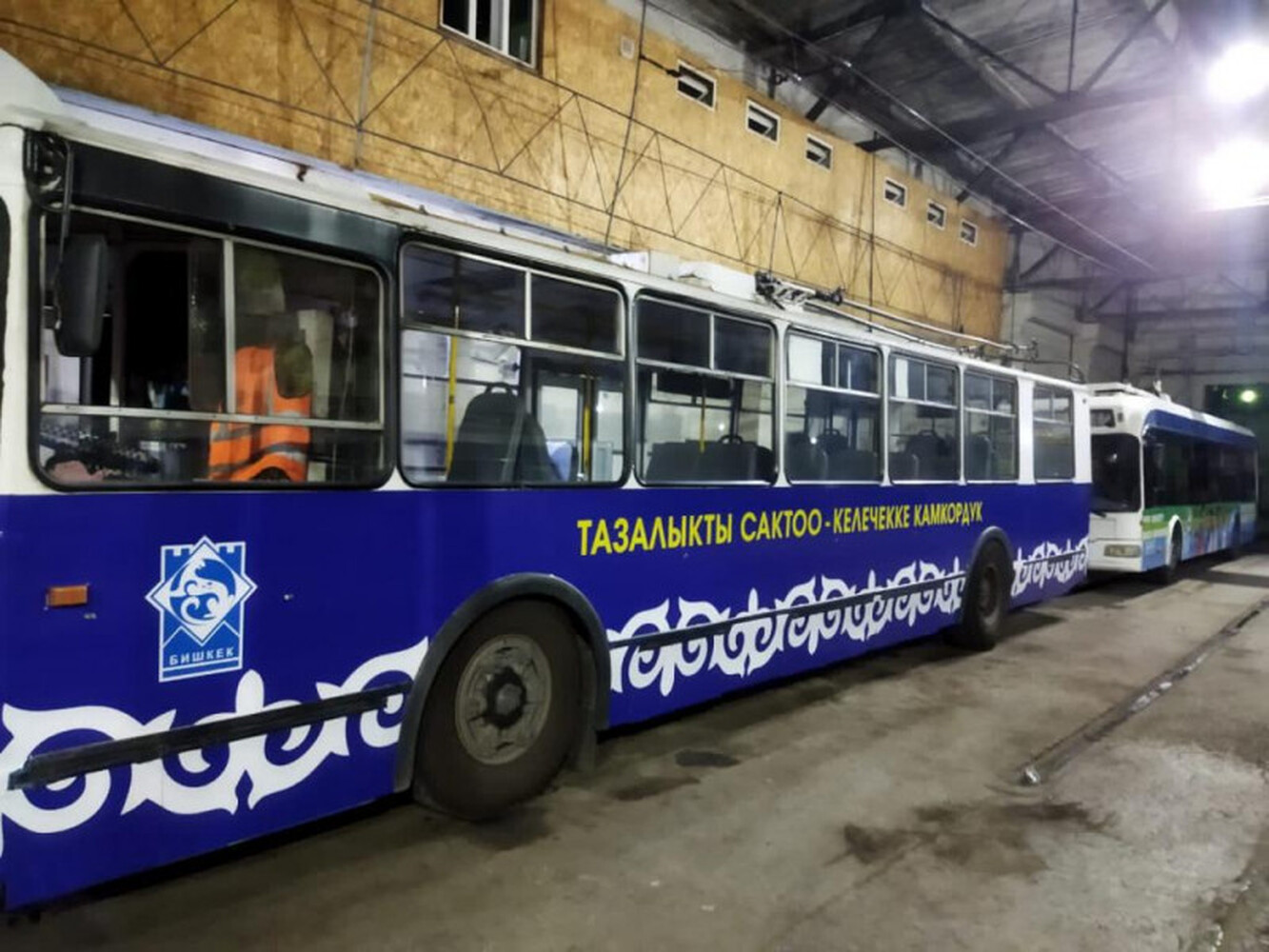С орнаментами и поговорками. Троллейбусы в Бишкеке приводят к единому стилю — Today.kg
