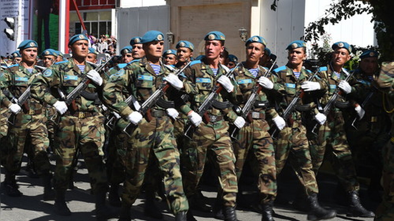 Таджикистан провел военный парад вблизи границы с Афганистаном — Today.kg