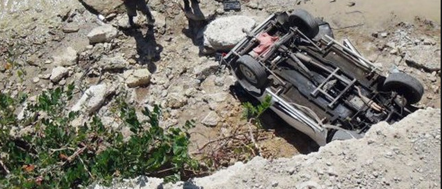 На Алае мужчина на машине слетел с 28-метрового обрыва. Он умер еще до падения авто, от инфаркта — Today.kg