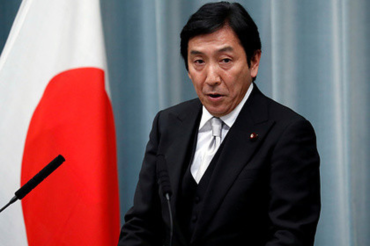 Министр экономики Японии ушел в отставку из-за подкупа избирателей дынями и цветами — Today.kg