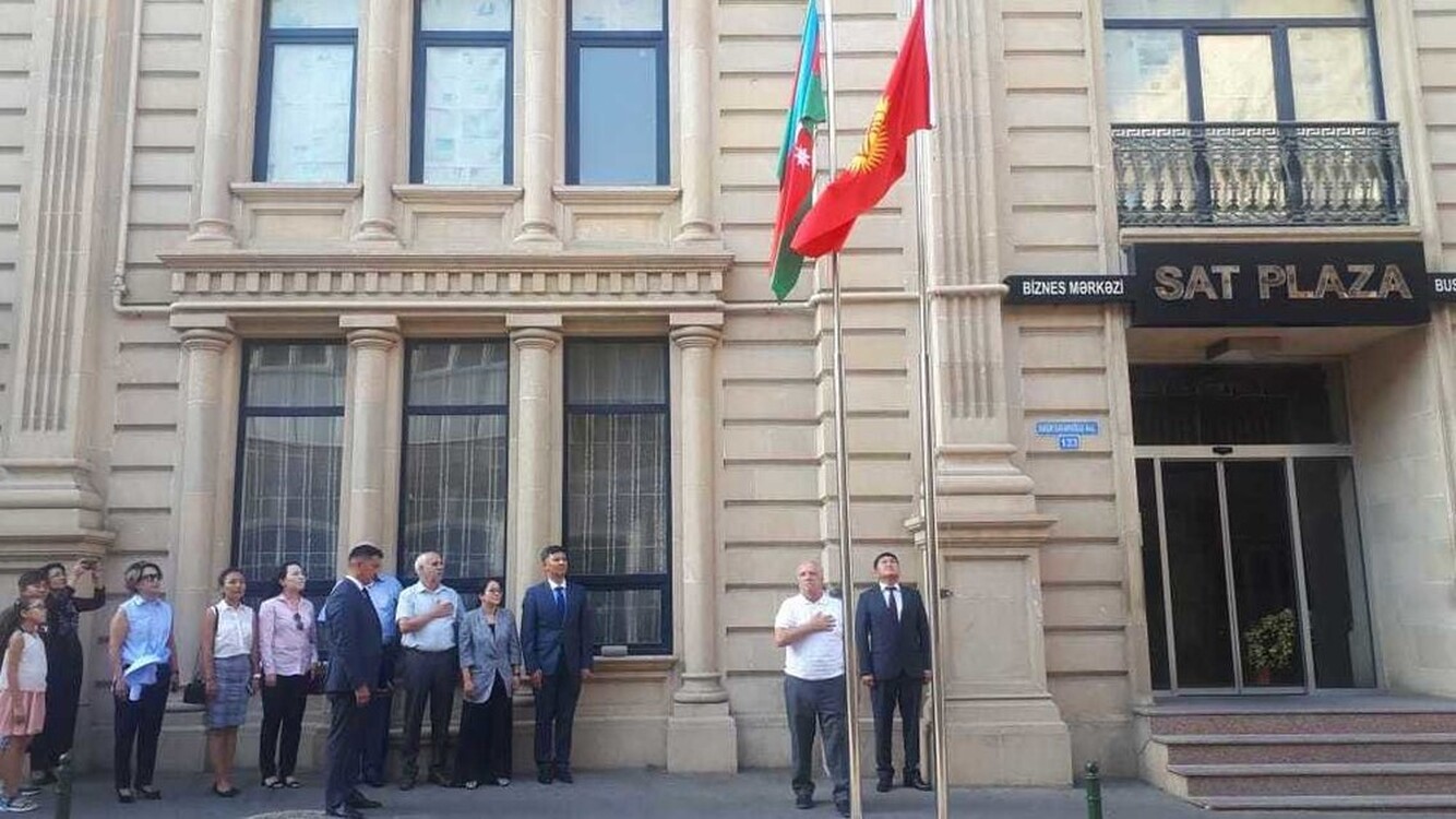 В посольстве в Азербайджане подняли флаг Кыргызстана — Today.kg