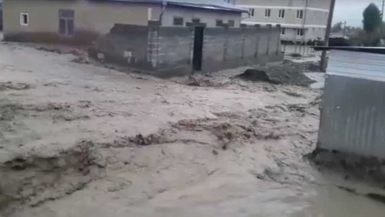 В Баткенской области затопило улицы Исфаны (видео) — Today.kg