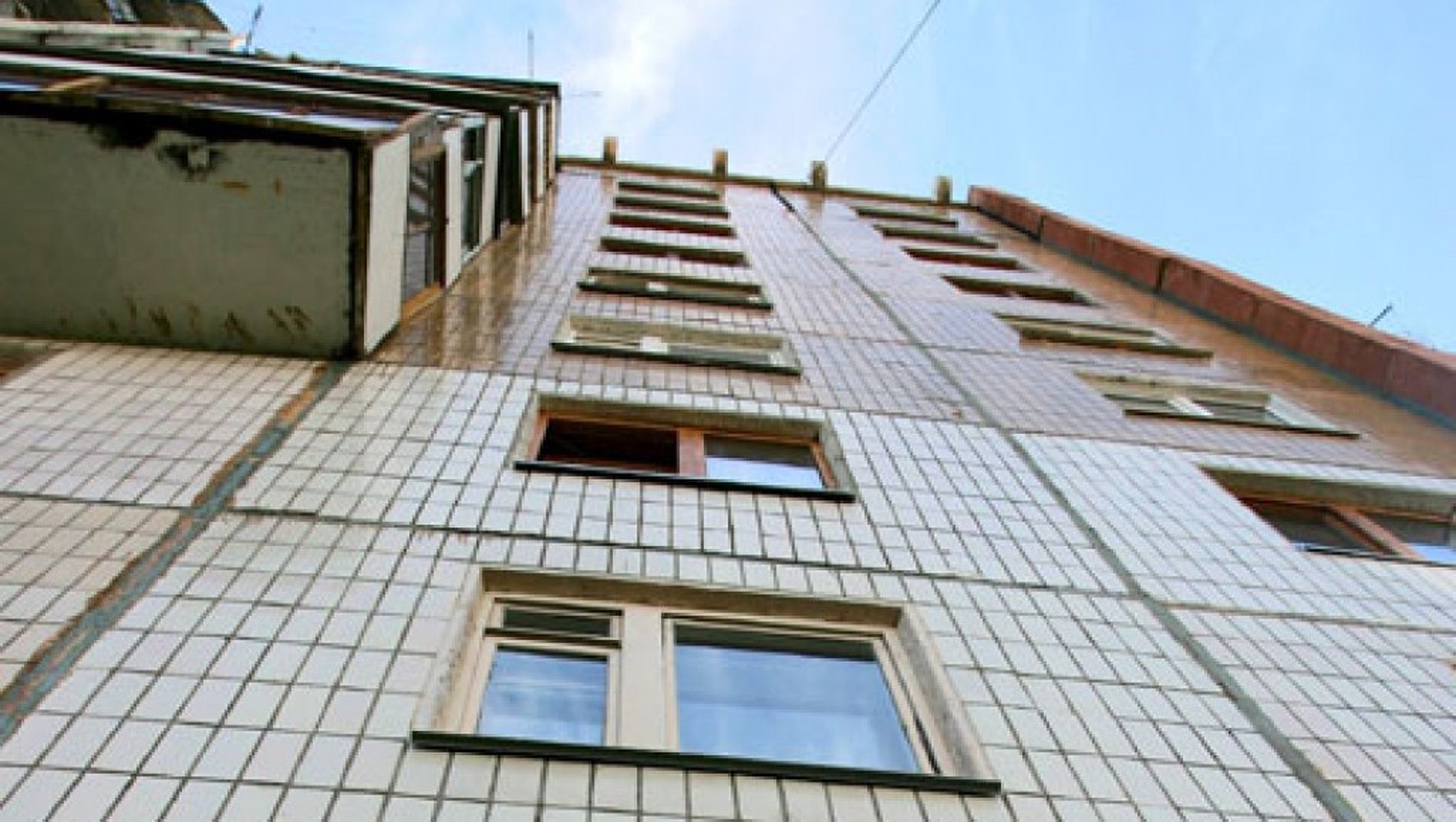 В Бишкеке мужчина упал с 12-го этажа жилого дома и разбился насмерть — Today.kg