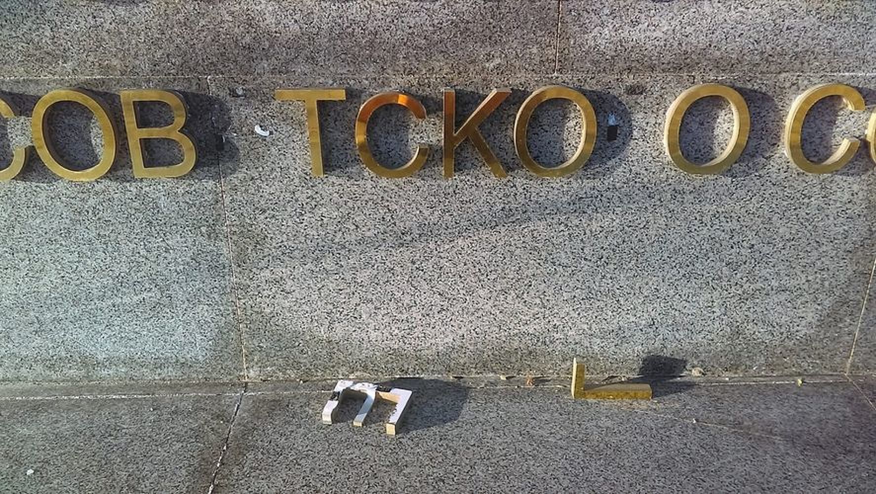 На памятнике Чолпонбаю Тулебердиеву отвалились буквы — Today.kg