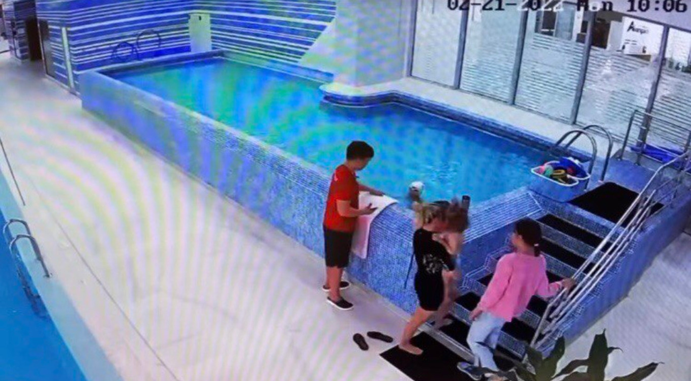 В Бишкеке ребенку с ДЦП не разрешили тренироваться в бассейне — Today.kg