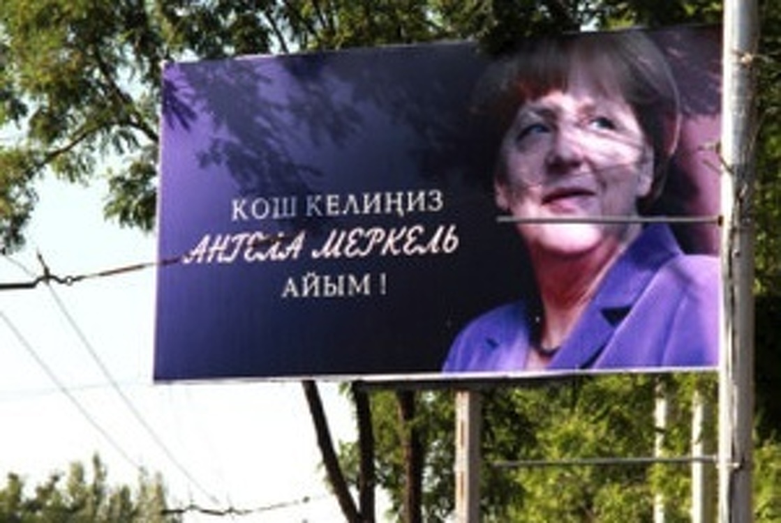 Ангела Меркель прислала открытку Алмазбеку Атамбаеву — Today.kg