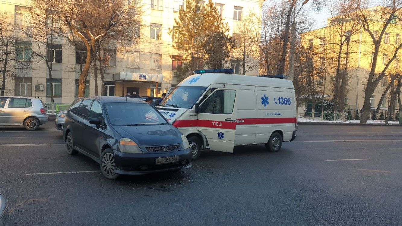 В Бишкеке реанимобиль скорой помощи попал в ДТП — Today.kg