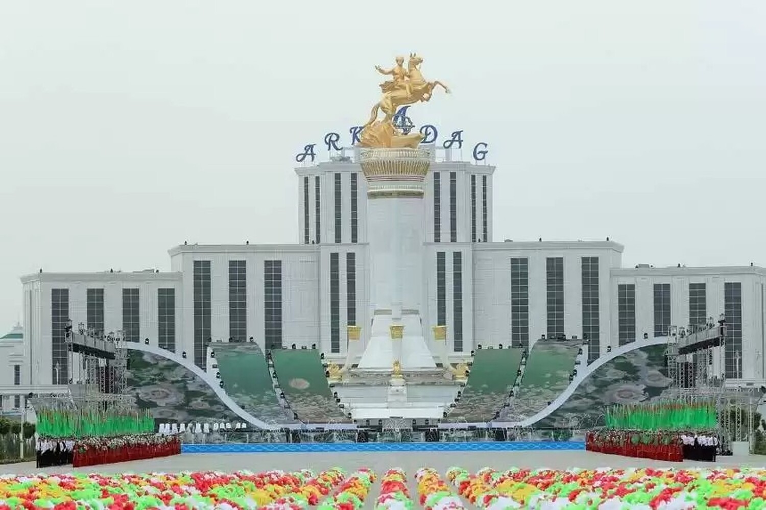 В Туркменистане открыли город Аркадаг, построенный с нуля в честь экс-президента — Today.kg