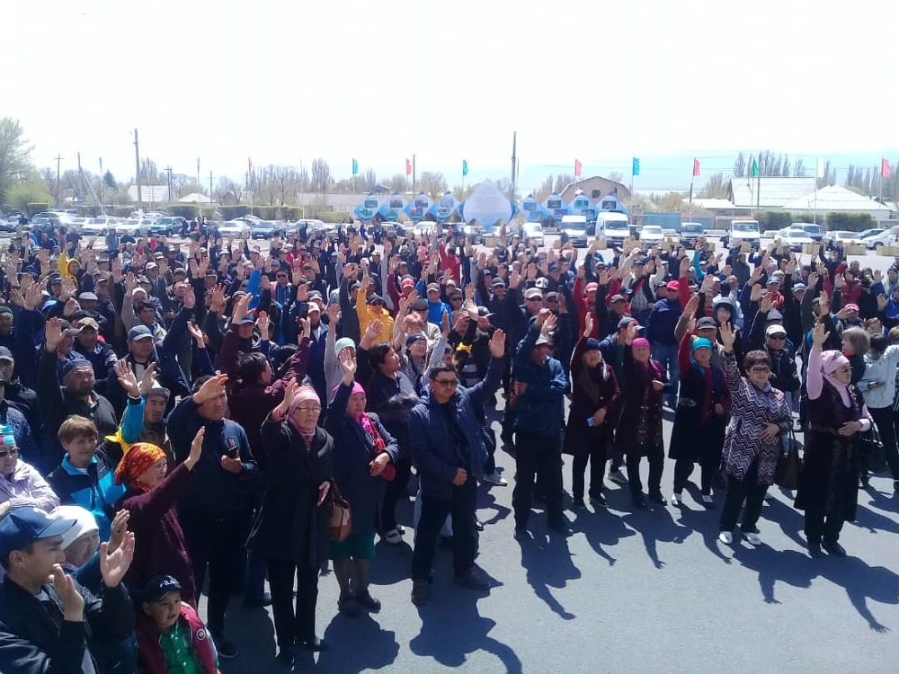 Сотни собравшихся в Балыкчы граждан идут в сторону Бишкека. Видео — Today.kg